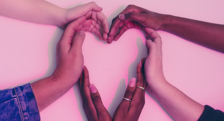 Diversität als Chance_Fotografie_Hände unterschiedlicher Hautfarbe die gemeinsam ein Herz formen