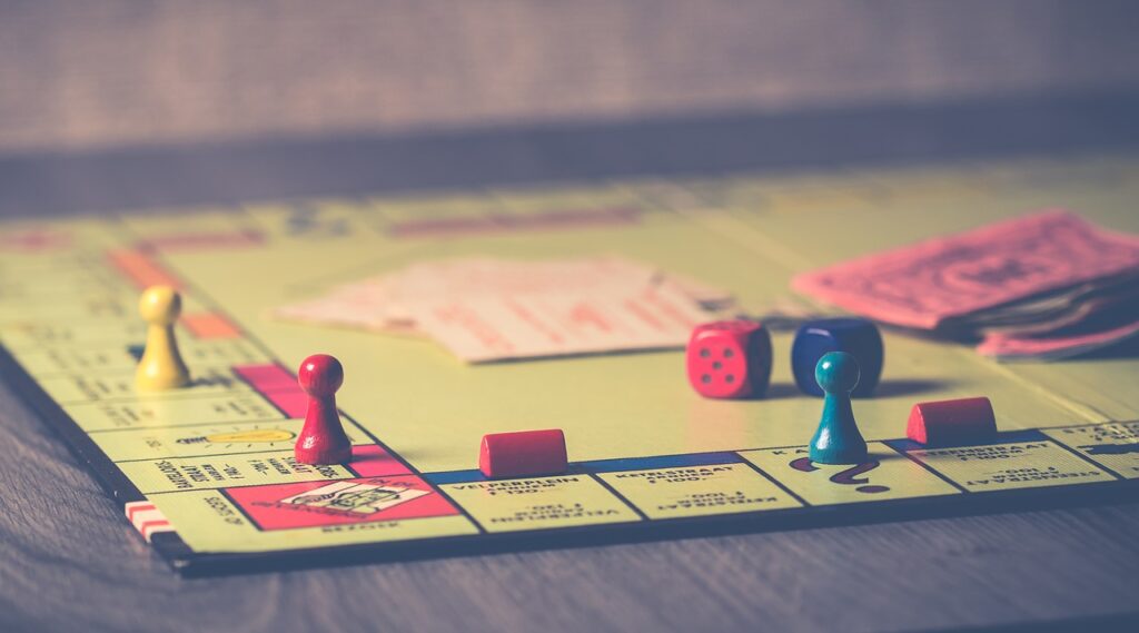 Foto: Ein Monopoly-Spielbrett mit Figuren und Würfel.