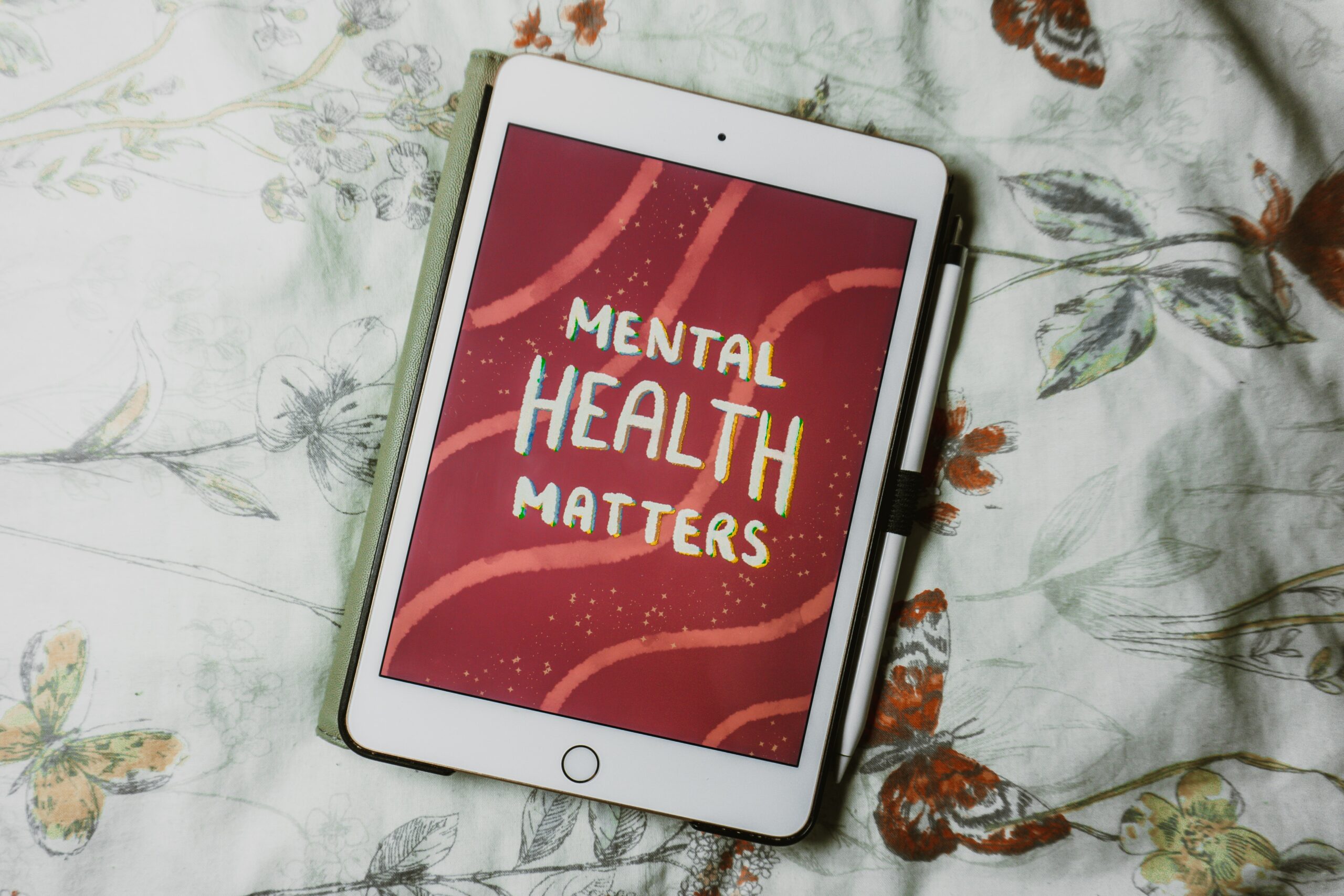 Foto: Ein Tablet liegt auf einem Stoff. Darauf der Schriftzug mental health matters