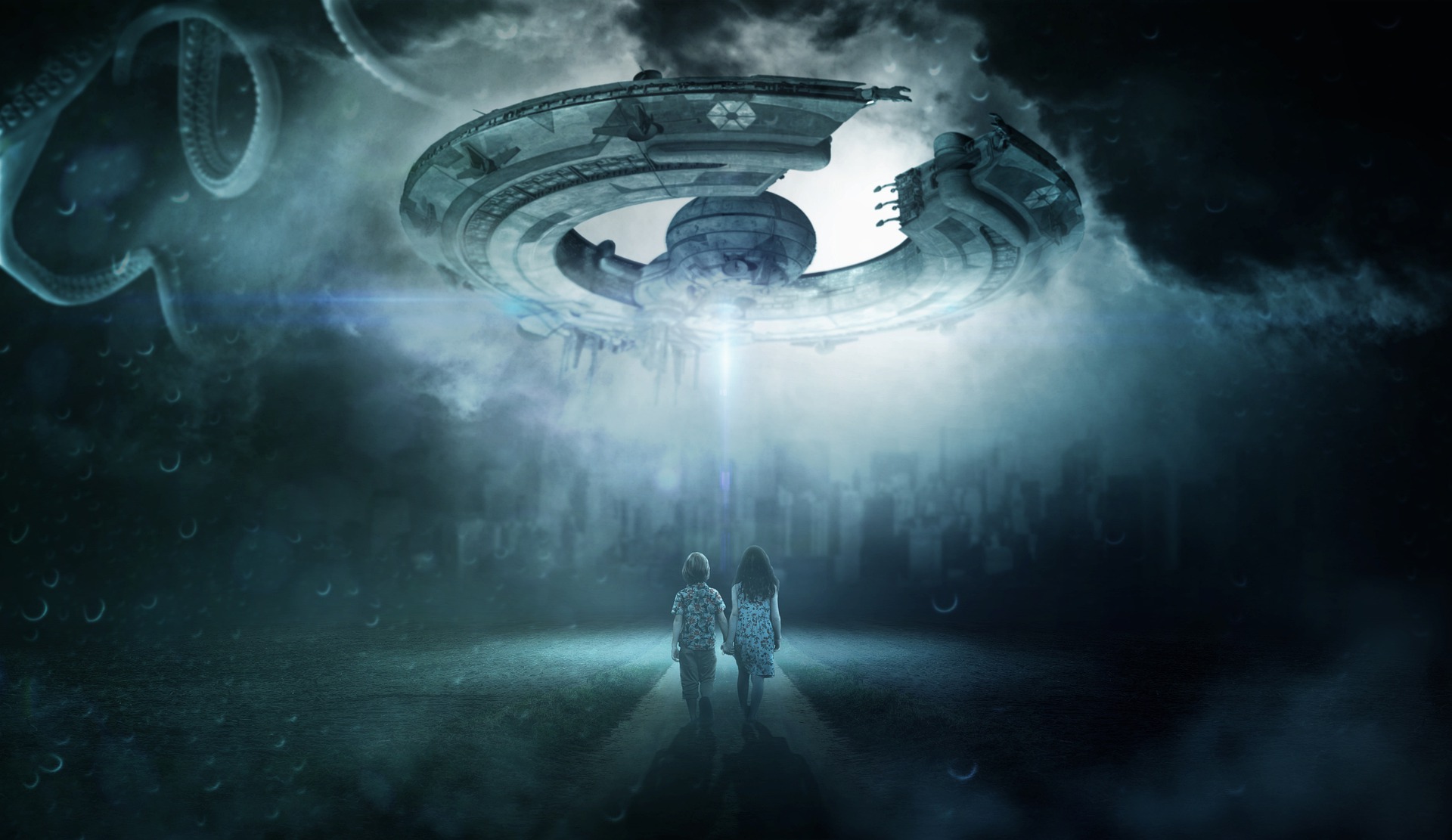Titelbild Verschwörungserzählungen: Zwei Kinder, die Hand in Hand auf ein über ihnen schwebendes Ufo zulaufen.